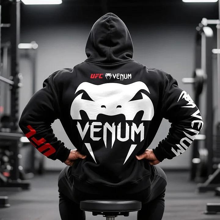 Μαύρο φούτερ ανδρών UFC Venum, πίσω, μοντέλο στο γυμναστήριο, με κουκούλα και λευκή εκτύπωση λογότυπο Venum, κόκκινο UFC
