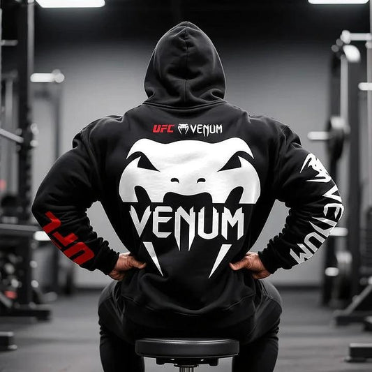 Μαύρο φούτερ ανδρών UFC Venum, πίσω, μοντέλο στο γυμναστήριο, με κουκούλα και λευκή εκτύπωση λογότυπο Venum, κόκκινο UFC