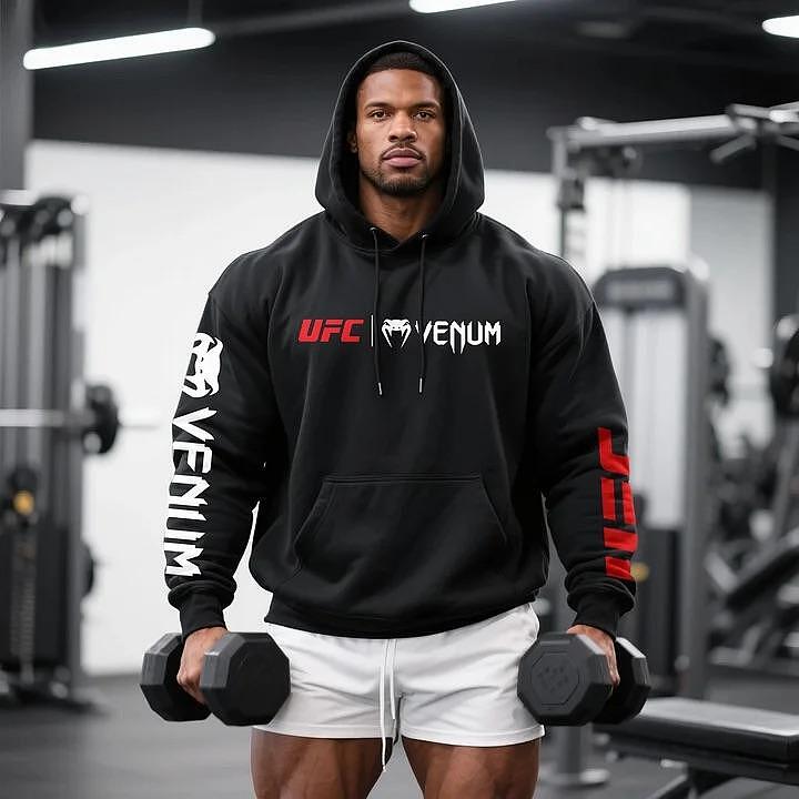 Μαύρο φούτερ ανδρών UFC Venum, βαμβάκι, με κουκούλα, ανδρικό μοντέλο στο γυμναστήριο με αλτήρες