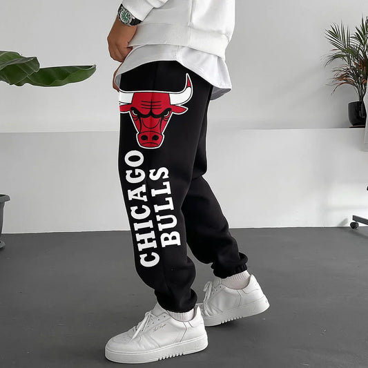 Παντελόνια OVERSIZED Bulls μαύρα, από αφρώδες βαμβάκι, με λογότυπο Chicago Bulls, φορεμένα από μοντέλο.
