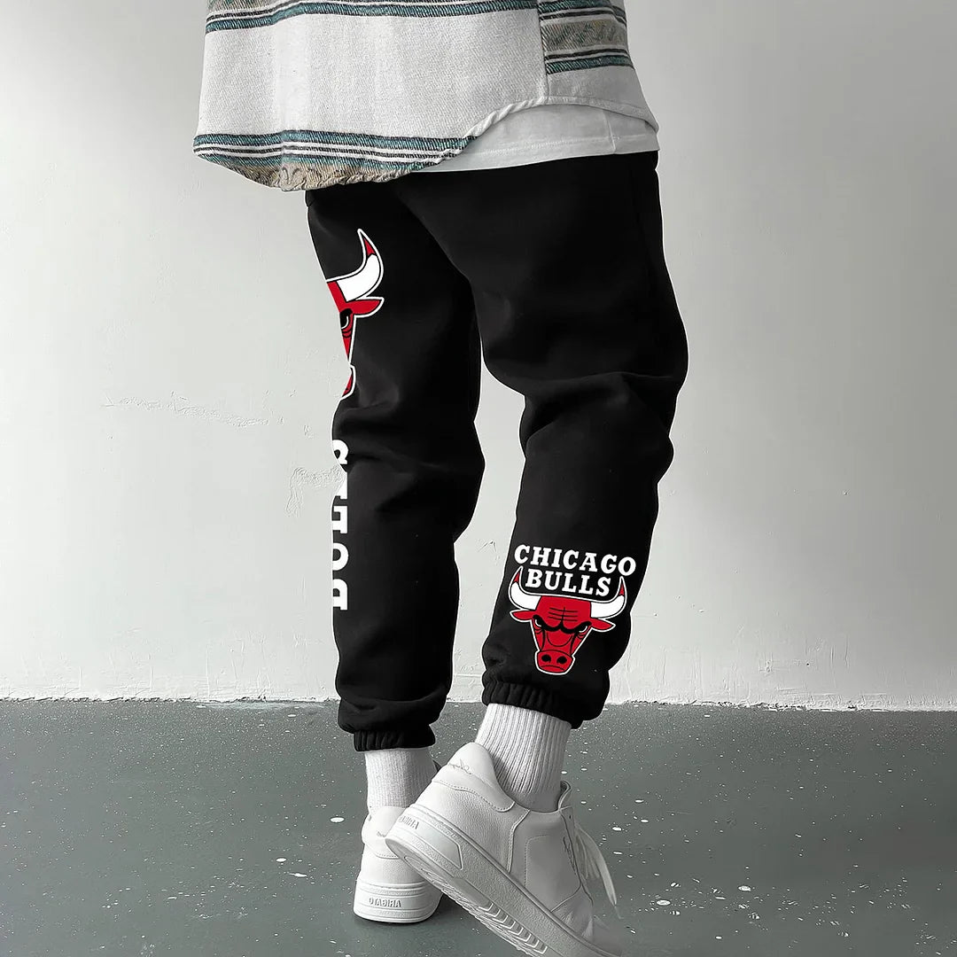 Μαύρα παντελόνια OVERSIZED Bulls με λογότυπο Chicago Bulls, από μαλακό βαμβάκι, ιδανικά για προπόνηση και χαλάρωση.