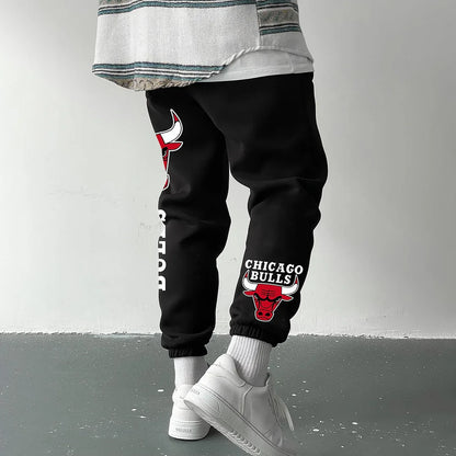 Μαύρα παντελόνια OVERSIZED Bulls με λογότυπο Chicago Bulls, από μαλακό βαμβάκι, ιδανικά για προπόνηση και χαλάρωση.
