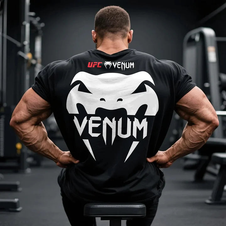 Μαύρο T-shirt ανδρών UFC Venum, οργανικό βαμβάκι, με λευκή εκτύπωση λογότυπο Venum στην πλάτη. Ιδανικό για αθλητική προπόνηση.