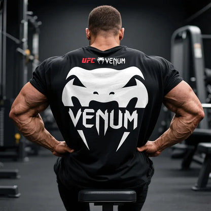 Μαύρο T-shirt ανδρών UFC Venum, οργανικό βαμβάκι, με λευκή εκτύπωση λογότυπο Venum στην πλάτη. Ιδανικό για αθλητική προπόνηση.