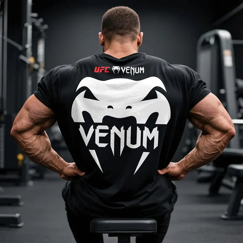 Μαύρο T-shirt ανδρών UFC Venum, οργανικό βαμβάκι, με λευκή εκτύπωση λογότυπο Venum στην πλάτη. Ιδανικό για αθλητική προπόνηση.