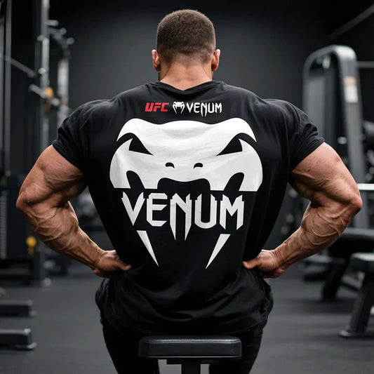 Μαύρο T-shirt ανδρών UFC Venum, οργανικό βαμβάκι, με λευκή εκτύπωση λογότυπο Venum στην πλάτη. Ιδανικό για αθλητική προπόνηση.